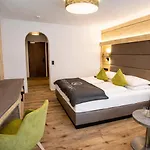 Hotel Der Postwirt 4*