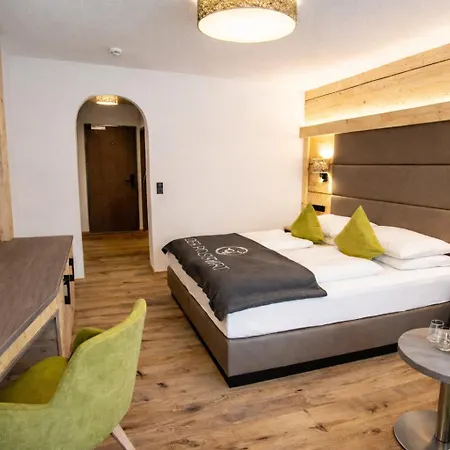 Hotel Der Postwirt 4*