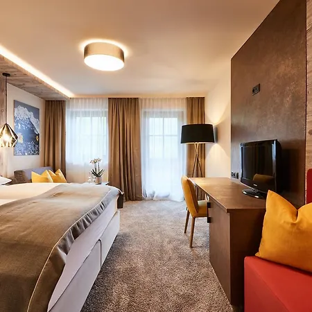Hotel Der Postwirt 4*
